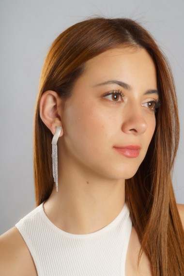 Aretes largos de circones.