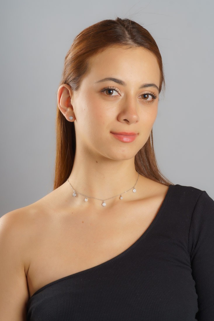 Choquer con dijes colgantes en perla y dijes con microcircones.