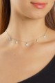 Choquer con dijes colgantes en perla y dijes con microcircones.