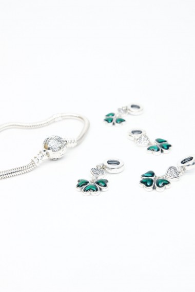 Charm en plata de trebol...