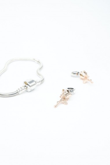 Charm de flor en oro rosa.