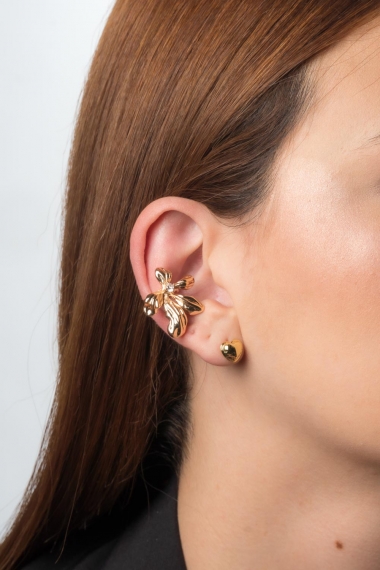 Earcuff oro rosa de diseño en flor.