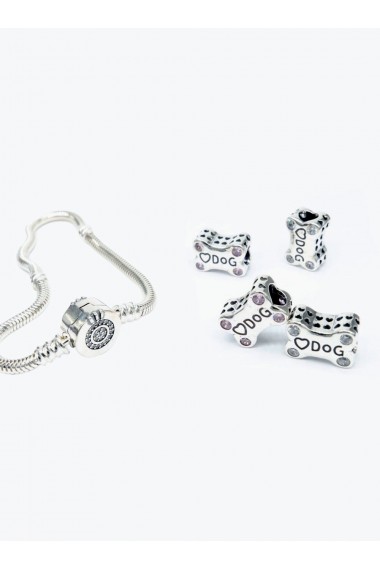 Charm en plata con huesitos.